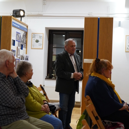 Dokumentacja fotograficzna ze spotkania autorskiego z dr. Michalelem Morysem-Twarowskim w Beskidzkim Domu Zielin "Przytulia"